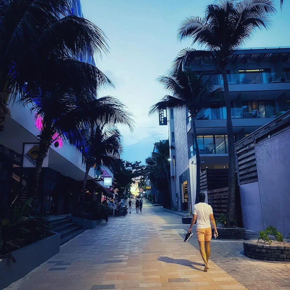 Moi qui marche sur une plage au Mexique